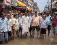 नैनी बाजार के व्यापारियों ने अपने ही सरकार के विरुद्धजोनल अधिकारी का किया घेराव।मेयर बने शो पीस।