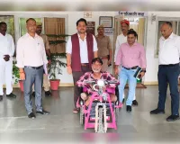 जनसुनवाई में मिली फरियाद को समाधान दिव्यांग रामवृक्ष को जिलाधिकारी ने प्रदान की मोटराइज्ड ट्राईसाइकिल