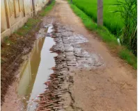 बाबा दुख:छोरनाथ धाम जाने वाली आरसीसी सड़क बनी बदहाली की तस्वीर गड्ढों में तब्दील मार्ग पर श्रद्धालुओं का सफर मुश्किल जांच की मांग