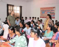 डीएम ने मुख्यमंत्री अभ्युदय निःशुल्क कोचिंग सेंटरों का किया निरीक्षण