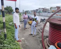 भारी बारिश के बीच बेलन बरौंधा पावरहाउस की बिजली व्यवस्था दुरुस्त करने में जुटे जेई और एसएसओ