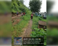 महीनों से बंद पड़ा पीसीसी सड़क निर्माण, फिसलन भरी मिट्टी से होकर स्कूल पहुंच रहे बच्चे