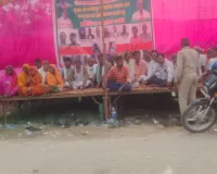 सड़क निर्माण की मांग को लेकर किसानों का धरना चौथे दिन भी जारी