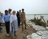 बाढ़ के खतरे को देखते हुए अलर्ट मोड पर प्रशासन, डीएम-एसपी ने कलवारी तटबंध का किया संयुक्त निरीक्षण