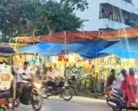 फव्वारा तिराहे पर फुटपाथ तक सजी प्लास्टिक की दुकानें, जाम से परेशान राहगीर; प्रशासन की कार्रवाई पर उठे सवाल