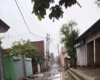 छिवकी गांव की सड़क पर बड़े-बड़े गड्ढे, राहगीरों की बढ़ी परेशानी