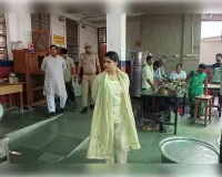 जिलाधिकारी ने जवाहर नवोदय विद्यालय का किया निरीक्षण, विद्यार्थियों को उज्ज्वल भविष्य के लिए कठिन परिश्रम एवं अनुशासन का पालन करने हेतु किया प्रेरित