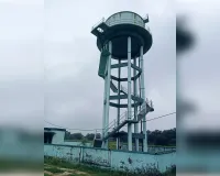 उद्घाटन से पहले ही गिरा पेयजल टंकी का गेट, पांच साल से बंद पड़ी व्यवस्था पर उठे सवाल