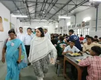 जिलाधिकारी ने जवाहर नवोदय विद्यालय रुधौली का किया निरीक्षण, बच्चों के साथ बैठकर परखा भोजन