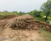 बाढ़ में टूटी सड़क नहीं बनवाई गई, लायन से बनवा जाने वाले मार्ग पर बढ़ी ग्रामीणों की परेशानी