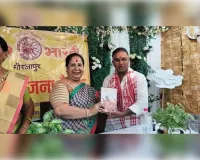 संस्कार भारती मीरजापुर की जिला अध्यक्ष पद्मश्री उर्मिला श्रीवास्तव ने दिए 51 हजार रुपये