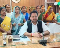 रक्षाबंधन से पहले समूह की बहनों का स्नेह, जिलाधिकारी की कलाई पर सजी आत्मनिर्भरता की राखी