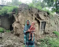 बरसात में कच्चा मकान गिरा, आवास के लिए गरीब परिवार की गुहार