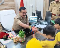रक्षासूत्र बांधकर बच्चों ने पुलिस के साथ मनाया रक्षाबंधन