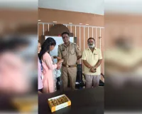 रक्षाबंधन पर छात्राओं ने चौकी प्रभारी को बांधा रक्षासूत्र।