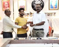 डीएम ने नागरिक सुरक्षा कोर के 85 आरक्षकों को वितरित किए पहचान पत्र