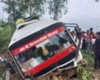 सवारियों को ले जा रही बस अनियंत्रित होकर सड़क किनारे पलटी, एक दर्जन से अधिक यात्री घायल 