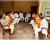 पूर्व मंडल अध्यक्ष प्रमोद कुमार पाण्डेय के मातृ शोक पर संवेदना व्यक्त करने पहुंचे गणमान्य लोग