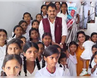 जन्मदिवस पर छात्राओं के बीच पहुंचे जिलाधिकारी, नवाचार के रूप में मनाया जन्मदिवस