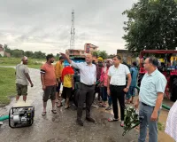 इमरती कॉलोनी के सामने जलभराव की समस्या के निराकरण हेतु नगर पालिका द्वारा जल निकासी कार्य जारी