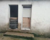 सरकारी संपत्ति पर कथित कब्जे का खेल जारी! कॉलोनी में टायर रखकर घेरा परिसर, सार्वजनिक शौचालय तक पर जमाई पकड़