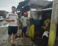 ड्रमंडगंज में जलभराव से ग्रामीण परेशान, जाम नालियों की सफाई के लिए लोगों को खर्च करना पड़ रहा अपना पैसा
