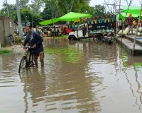 बारिश में सब्जी मंडी मे जलभराव की मार से बेहाल