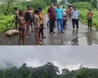 सोन नदी के उफान से अड़गुड़ नाला बना बेहद खतरनाक, जान जोखिम में डालकर ट्यूब के सहारे पार कर रहे ग्रामीण