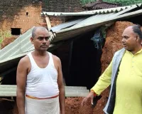 जनपद में लगातार बारिश ने गरीब परिवार का आशियाना छीना, मिट्टी का घर भरभराकर गिरा