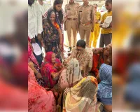 लद्दाख सीमा पर वीरगति को प्राप्त बीएसएफ जवान शिवकुमार मिश्र के परिजनों से मिलीं स्मृति इरानी
