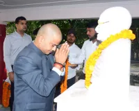 जिलाधिकारी ने  महात्मा गांधी एवं लाल बहादुर शास्त्री  के चित्र पर माल्यार्पण करते हुए नमन किया
