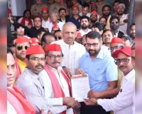 कानपुर में कलेक्ट्रेट पर सपाइयों का हल्लाबोल, CEC पर गंभीर आरोप लगाकर राष्ट्रपति के नाम सौंपा ज्ञापन