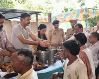 नवरात्रि की नवमी पर पुलिस अधिकारियों ने बांटा प्रसाद, सेवा और सद्भाव का दिया संदेश