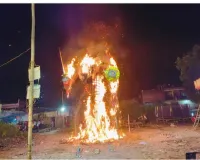 घाटमपुर में रात दस बजे 25 फ़ीट रावण का दहन