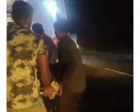 टृक से टकराकर बाइक बस से भिंडी, गड्ढे में गिरी, बाइक चालक की हालत गंभीर