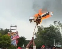हाउस अरेस्ट के बीच अम्बेडकर चौराहे पर फूंका मुख्य चुनाव आयुक्त का पुतला