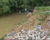 बाढ़ के पानी के चलते पेट्रोल पंप का बाउंड्रीवॉल गिरा