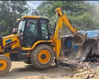 सिद्धार्थनगरः उसका बाजार रेलवे स्टेशन के पास अवैध दुकानों पर चला रेलवे प्रशासन का बुल्डोजर