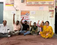 इटवा में संविदा स्वास्थ्य कर्मचारियों का धरना जारी, मांगों को लेकर दो घंटे कार्य बहिष्कार