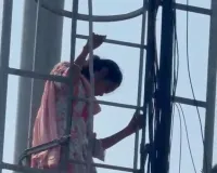 सिद्धार्थनगर ;  प्रेमी से मिलने के जिद पर मोबाइल टावर पर चढ़ी किशोरी, घंटों चला हाई वोल्टेज ड्रामा