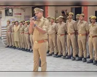 अपराधियों की थाने में परेड, तख्ती लेकर बोले- नारी शक्ति का सम्मान करेंगे, अपराध नहीं करेंगे, पुलिस बोली- किया तो जिन पैरों से आओगे उनसे वापस नहीं जाओगे