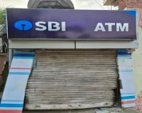 देवघर में गैस कटर से SBI ATM काटकर ले गए चोर, कार में लादकर फरार