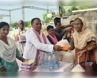 फैजुल्लागंज में बाढ़ प्रभावितों की मदद के लिए आगे आए पूर्व पार्षद जगलाल यादव