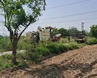 संकरी सड़क पर ग्रामीणों की सूझबूझ से यातायात सुचारू