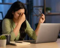 दिनभर मोबाइल-कंप्यूटर पर नजरें? आंखों को बचाने के लिए अपनाएं 20-20-20 नियम
