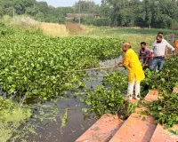 पडरौना बुढ़िया माता मंदिर सरोवर परिसर में चला स्वच्छता अभियान