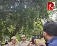 जंतर-मंतर पर पुलिसकर्मियों के नेम बैज को लेकर पत्रकार ने उठाए सवाल