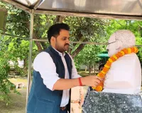 गांधी जयंती पर जिलाधिकारी ने महात्मा गांधी एवं लाल बहादुर शास्त्री को किया नमन