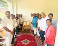 ओबरा में गांधी जयंती पर सपा कार्यालय में विचार गोष्ठी का आयोजन, सपाईयो ने महात्मा गांधी एवं लाल बहादुर शास्त्री को किया नमन