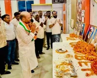 कुशीनगर : गांधी-शास्त्री जयंती पर पालिका अध्यक्ष ने किया ध्वजारोहण